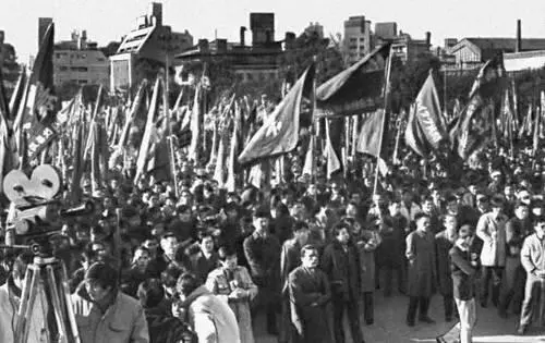 Весеннее наступление трудящихся 1974 Во время митинга в парке Мэйдзи Токио - фото 98