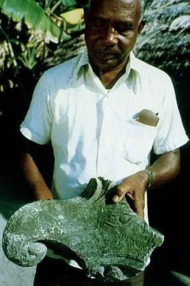 Лутфи держит голову Макарыдревнего индуистского бога вод найденную среди - фото 46