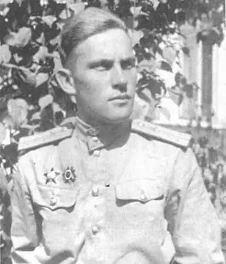 Командир дивизиона капитан Михин П А 1944 Штаб дивизиона Михина Стоят - фото 11