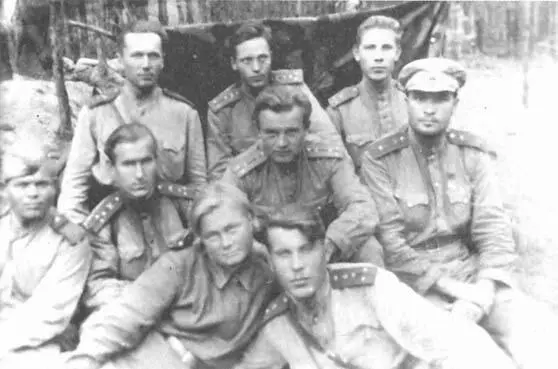 Штаб дивизиона Михина Стоят слева замполит Карпов начштаба Советов начсвязи - фото 12