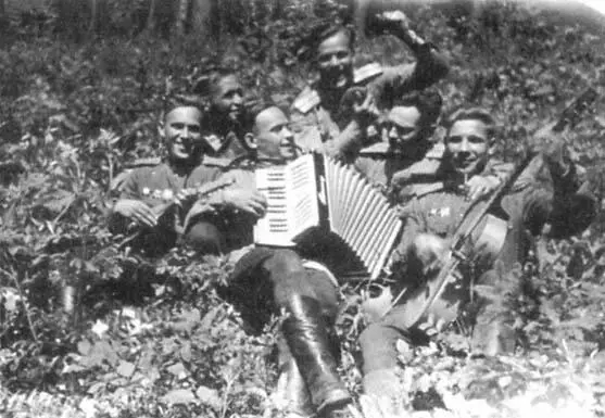 Май 1945 года под Прагой Радость Победы Слева Михин Неубиваемый разведчик - фото 18