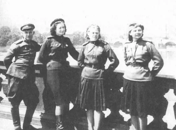 Врачи санбата В А Сомова З В Овсянникова Е В Мишкина Прага Май 1945 - фото 25