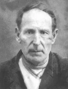 А А Михин с отметиной от немецкой пули на лице Борисоглебск 1946 На этих - фото 29