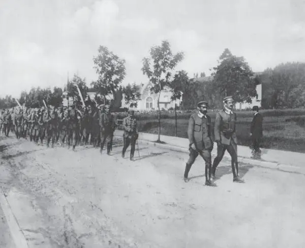 Комендант Пилсудский ведет своих стрелков на учения Закопане 1913 г Первая - фото 17