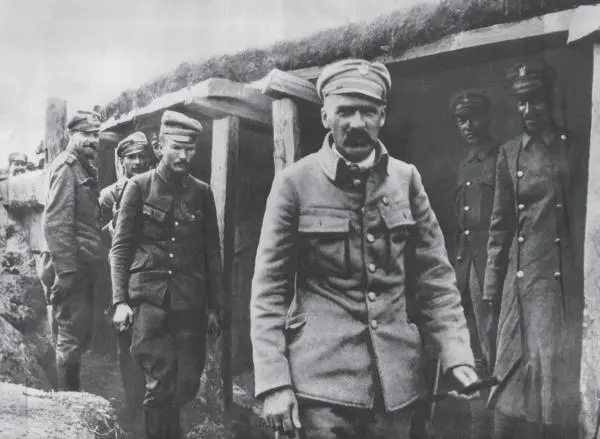 С легионерами на Волыни 1916 г Комендант распекает подчиненных 1917 г - фото 21