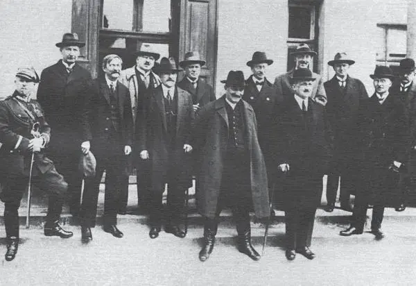 Правительство В Витоса свергнутое Пилсудским в мае 1926 года На мосту - фото 41