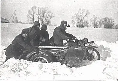 1942 Зима разошлась в полную силу трудно наступать без зимней экипировки Даже - фото 31