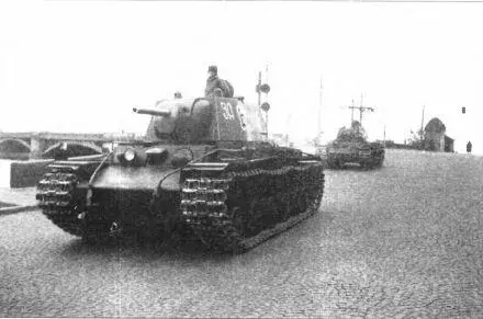 Колонна отремонтированных танков КВ1 по пути на фронт Ленинград весна 1942 - фото 17