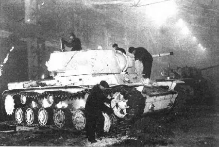 Ремонт танков КВ1 е цехах завода Серп и молот Москва зима 1942 года Что - фото 18