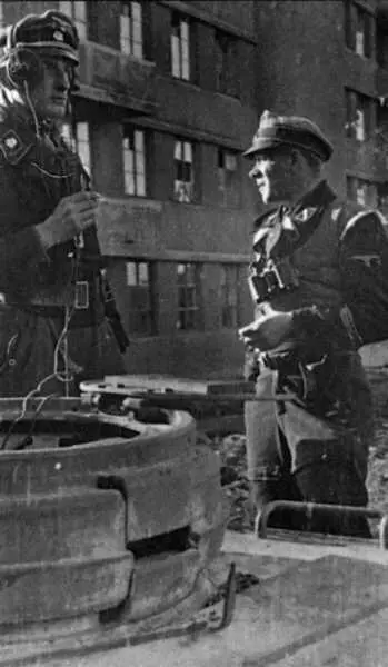 Танкисты войск СС в Харькове 1943 год справа унтерштурмфюрер СС Дивизия - фото 43