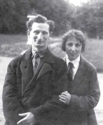 Папа и мама молодожены 1924 год Семейная легенда рассказывает что папа - фото 4