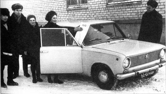 Февраль 1970 года Конструкторы с ФИАТом у дирекции на Белорусской В Матюх - фото 127