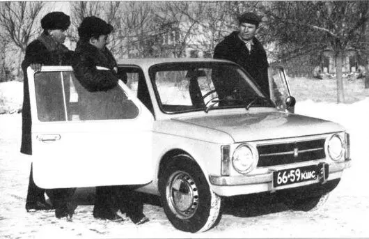 Январь 1972 года В Гришин В Котляров и Ю Корнилов у образца Э1101 - фото 178