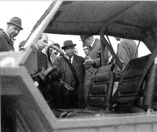 1973 год Показ автороллера министру Л М Тарасову Первый вазовский - фото 196