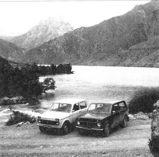 На высокогорном озере ИскандерКуль ПамироАлай На булыжнике автополигона - фото 280