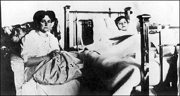 1917 год Царица у изголовья своего несчастного сына Всего несколько дней - фото 33