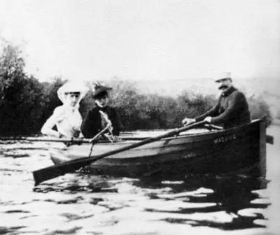 Ги де Мопассан в лодке с двумя подругами Ок 1875 г Париж БН Эстамп Фото - фото 11