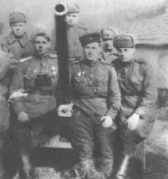 Комбат Рогачев сидит на орудии слева и его батарейцы В марте 1943 года на - фото 36