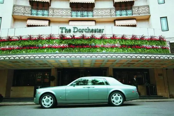 В январе 2008 года лондонский отель Dorchester совершил великую коктейльную - фото 74