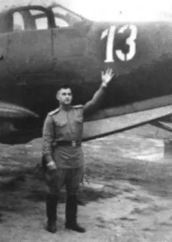 Семен Букчин рядом со своей кингкоброй Фотография сделана в 19471948 гг - фото 7