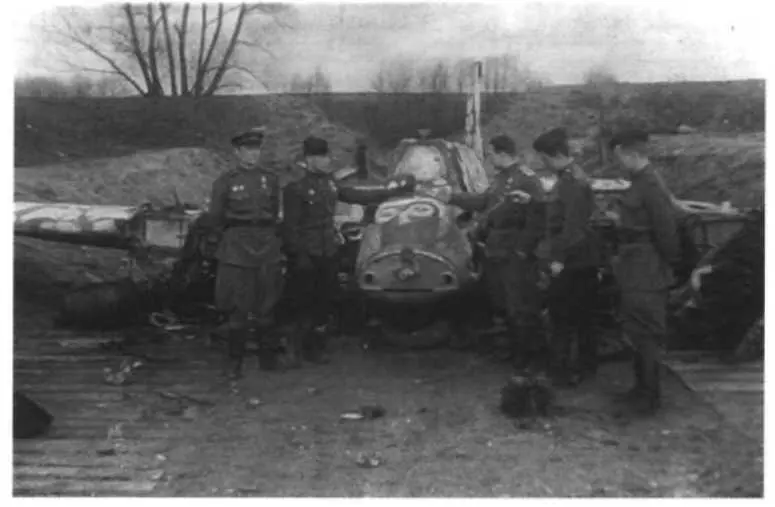 Летчики 86го ГИАП у обломков штурмовика Хш129 Николай Шилин кр звена - фото 10