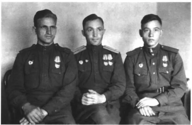 Николай Шилин кр звена Боровченко и Василий Канищев Верхний ряд Николай - фото 11