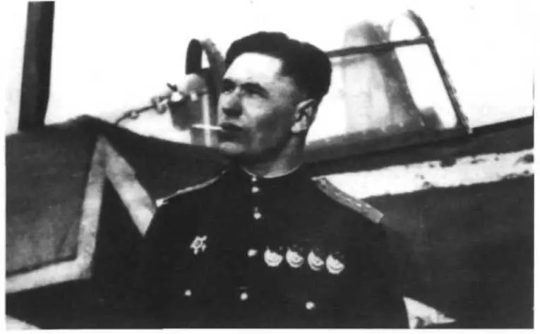 Николай Скоморохов у самолета Ла5 3 Кисляков Борис Иосифовичмладший - фото 15