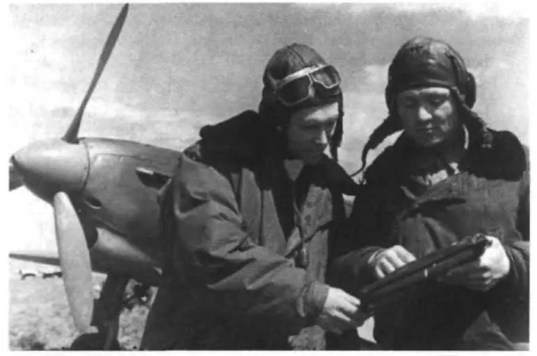 Летчики Марков и Тучин справа на фоне Як1 8го ЗАП БагайБарановка 1943 - фото 18