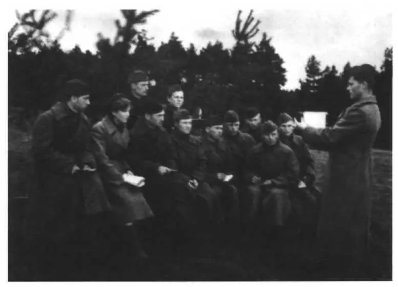 Инструктаж технического состава Раиса Михайлова вторая слева Технический - фото 31