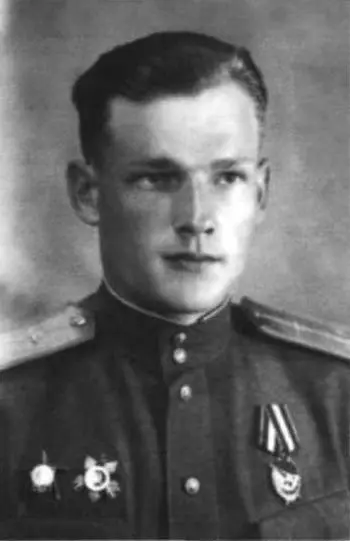 Я родился в городе Ревде Свердловской области Еще в детстве я начал заниматься - фото 33