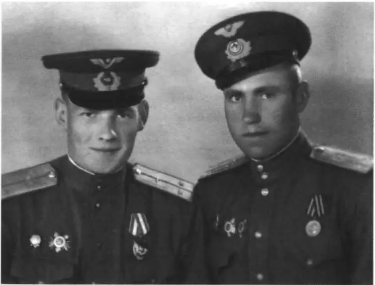 Борис Шугаев и Иван Борченко Польша 1944 г Экипаж Бориса Шугаева Слева - фото 40