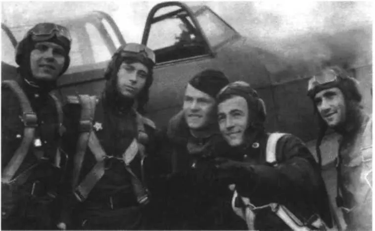 Летчики 89го ГИАП после боевого вылета Слева направо Михаил Молчанов Юрий - фото 46