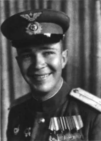 Родился я на Украине 22 апреля 1923 года в городе Ахтырка Сумской области - фото 49