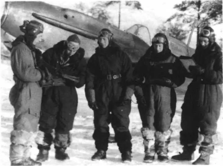 Эскадрилья 524го полка Комэск Емец Николай Рулин Борис Малеев Василий - фото 55