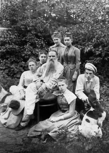 Лев Толстой с женой и детьми Лев Толстой и его соратники по помощи - фото 9