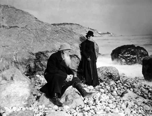 Лев Толстой с дочерью Сашей на берегу моря Крым 1901 год Лев Толстой с - фото 14
