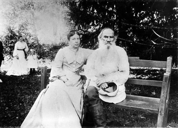 Лев Толстой с женой 1903 год Лев Толстой с внуками Лев Толстой играет в - фото 15