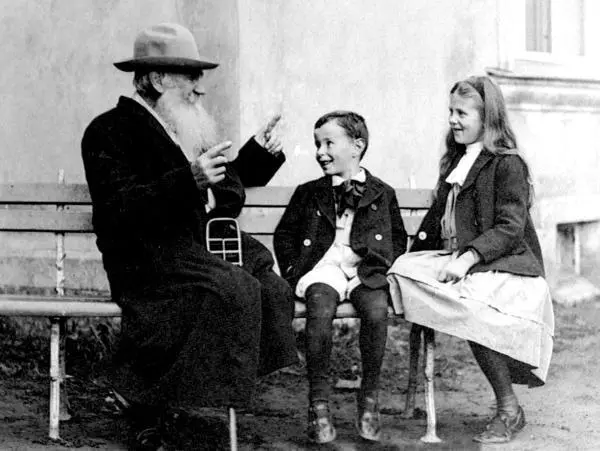Лев Толстой с внуками Лев Толстой играет в четыре руки с дочерью Сашей - фото 16