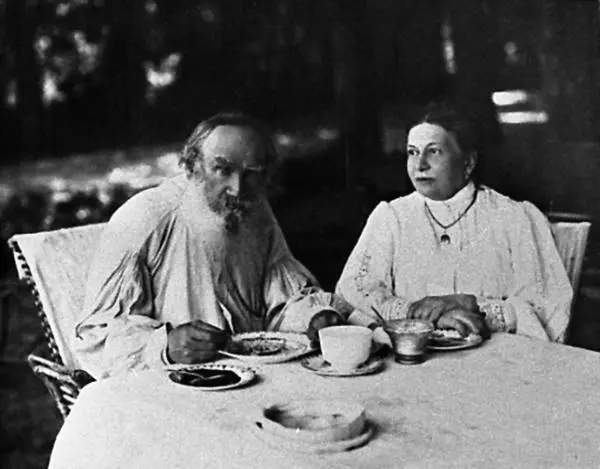 Лев Толстой с женой Ясная Поляна 1908 год Лев Толстой за работой Л Н - фото 20