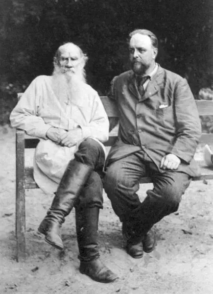 Л Н Толстой и В Г Чертков Лев Толстой с учениками перед входом в - фото 22