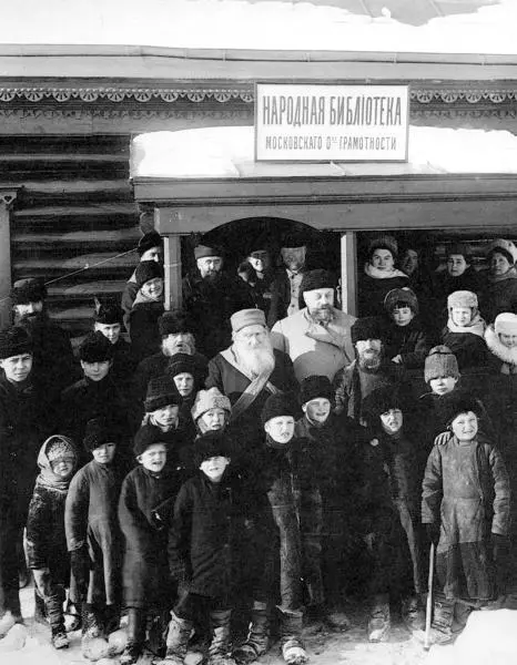 Лев Толстой с учениками перед входом в яснополянскую библиотеку 1910 год Л - фото 23