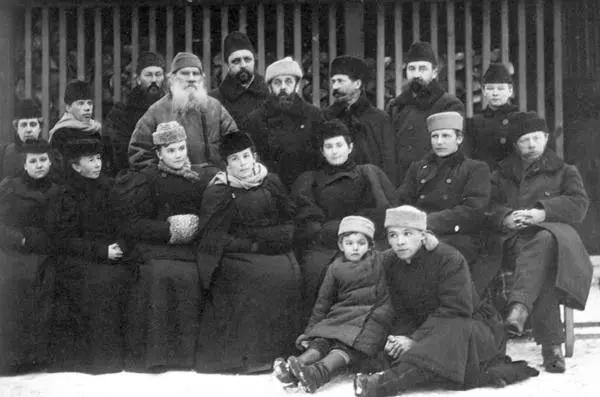 Л Н Толстой В Г Чертков слева за ним и группа толстовцев Лев Толстой - фото 24