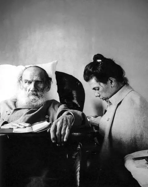 Лев Толстой с дочерью Александрой Лев Толстой в своей комнате с доктором - фото 25