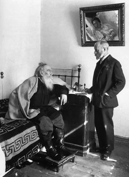 Лев Толстой в своей комнате с доктором Маковицким 1909 год Лев Толстой на - фото 26