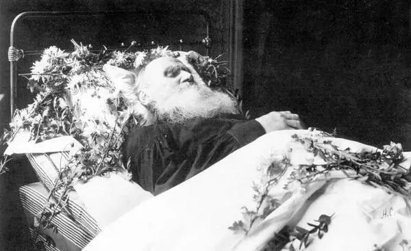 Лев Толстой на смертном одре Похороны Толстого в Ясной Поляне 1910 год - фото 27