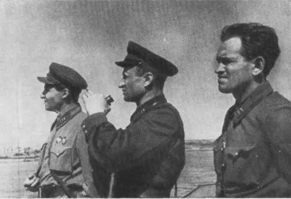 Справа налево В Коротеев Д Ортенберг В конце ноября 1942 года в газетах - фото 21
