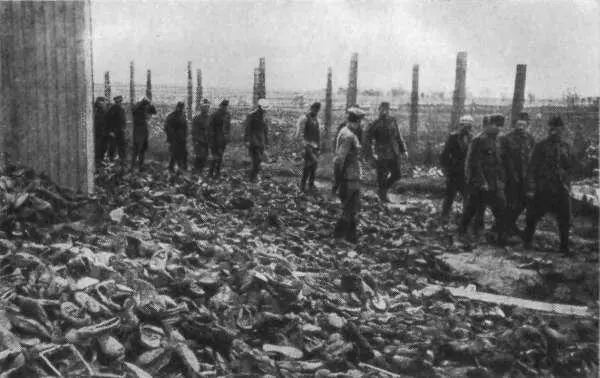 несколько тысяч немецких солдатфронтовиков были проведены через весь - фото 60