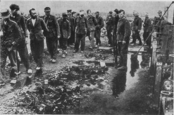 несколько тысяч немецких солдатфронтовиков были проведены через весь - фото 61