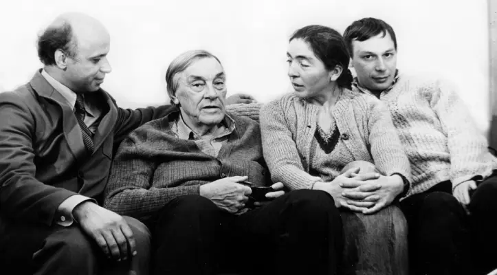 Арсений Тарковский с поэтами которые в 1960х годах посещали его студию слева - фото 44