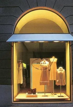 Витрина бутика Прада на Виа делла Спига Модные аксессуары на любой вкус - фото 52